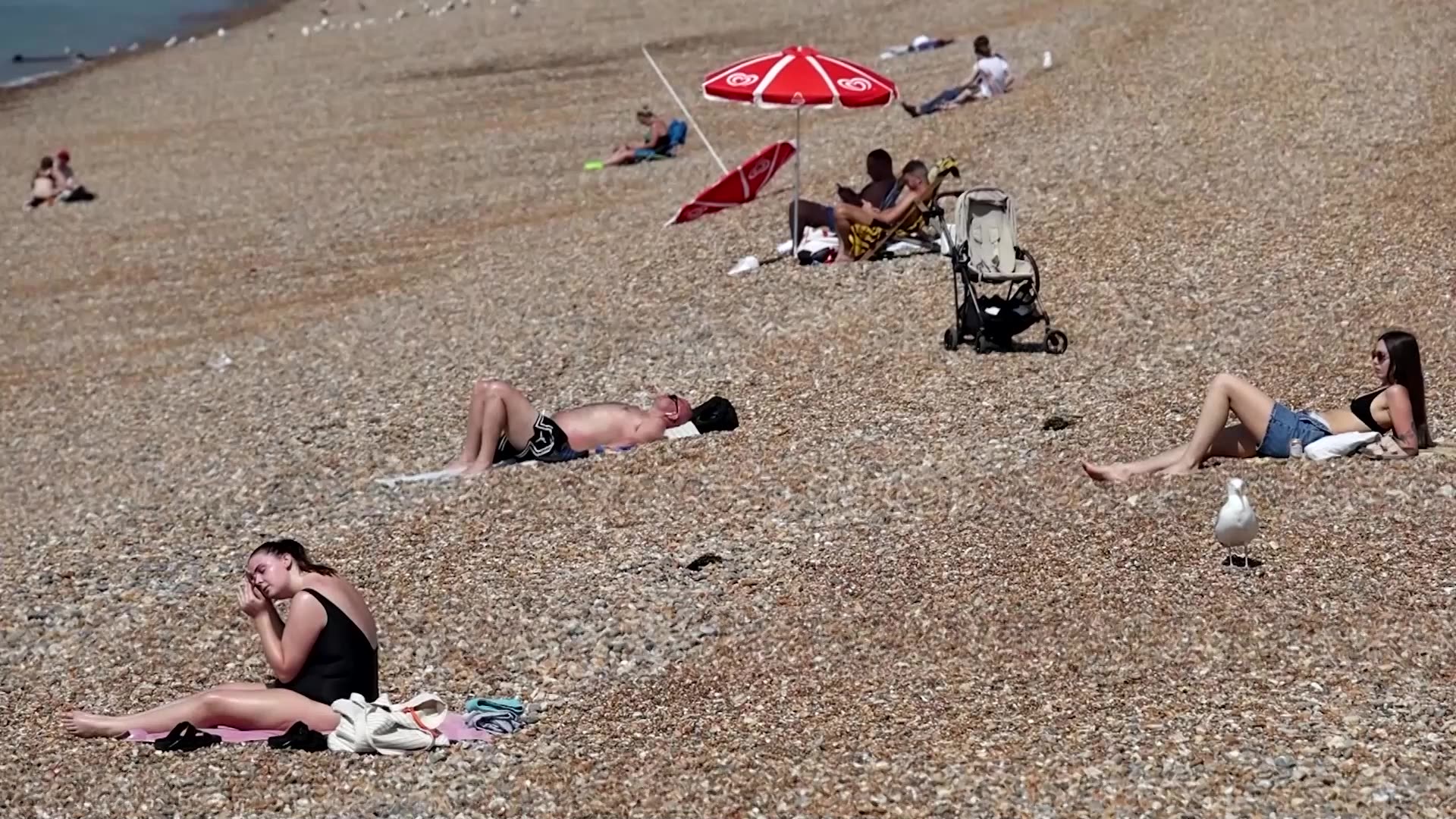 Crowds flock to Brighton as UK issues amber heat alert