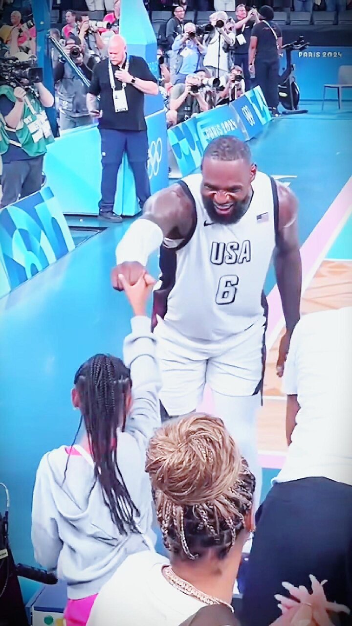 ๐ค๐ LeBron Jamesโ Handshake Game = Elite Vibes Only!