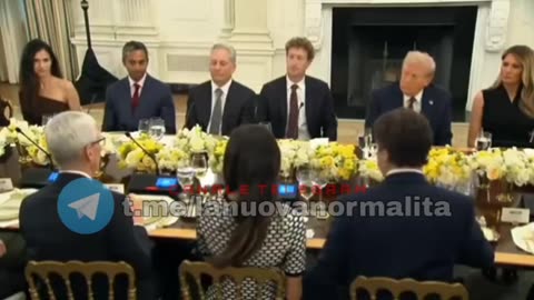 TRUMP E I SUOI OSPITI ALLA CENA - in italiano