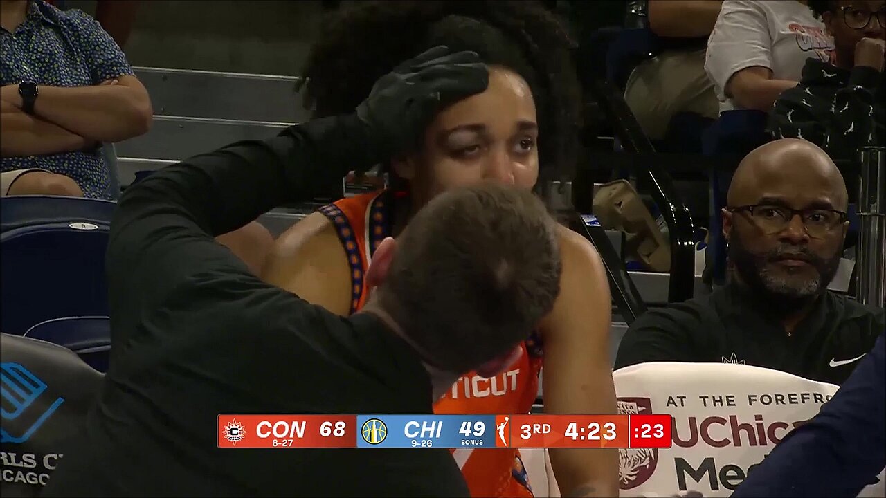 🫣 Angel Reese INJURES rookie Leila Lacans EYE | Chicago Sky WNBA womens basketball