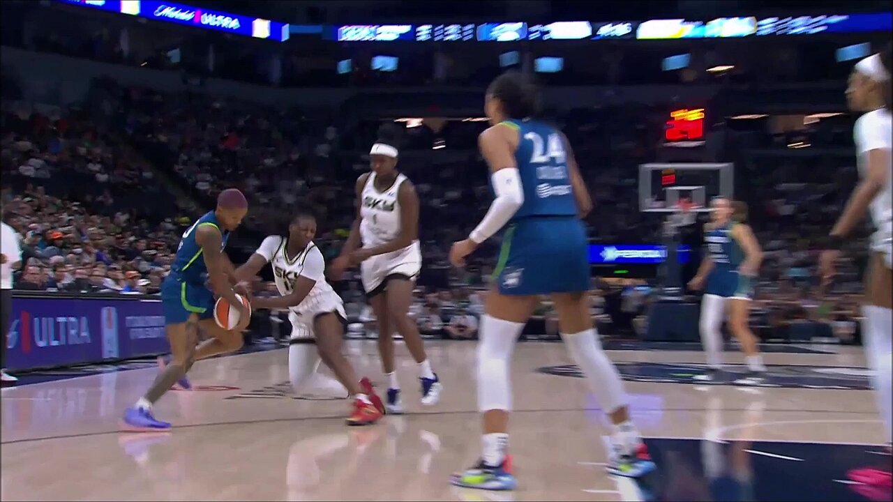 👀 Onyenwere SHAKEN UP after collision & fall | Minnesota Lynx vs Chicago Sky WNBA womens basketball