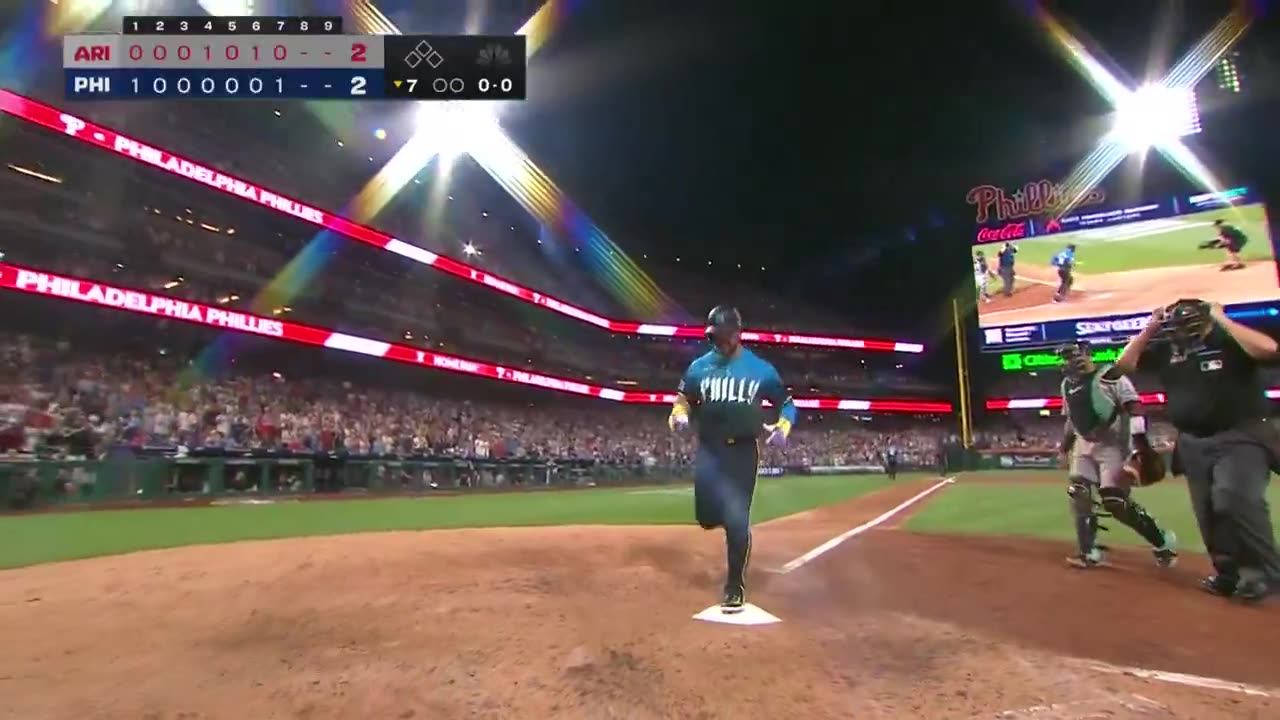 MLB - Kyle cracks a Schwarbomb to tie things up ๐ฅ