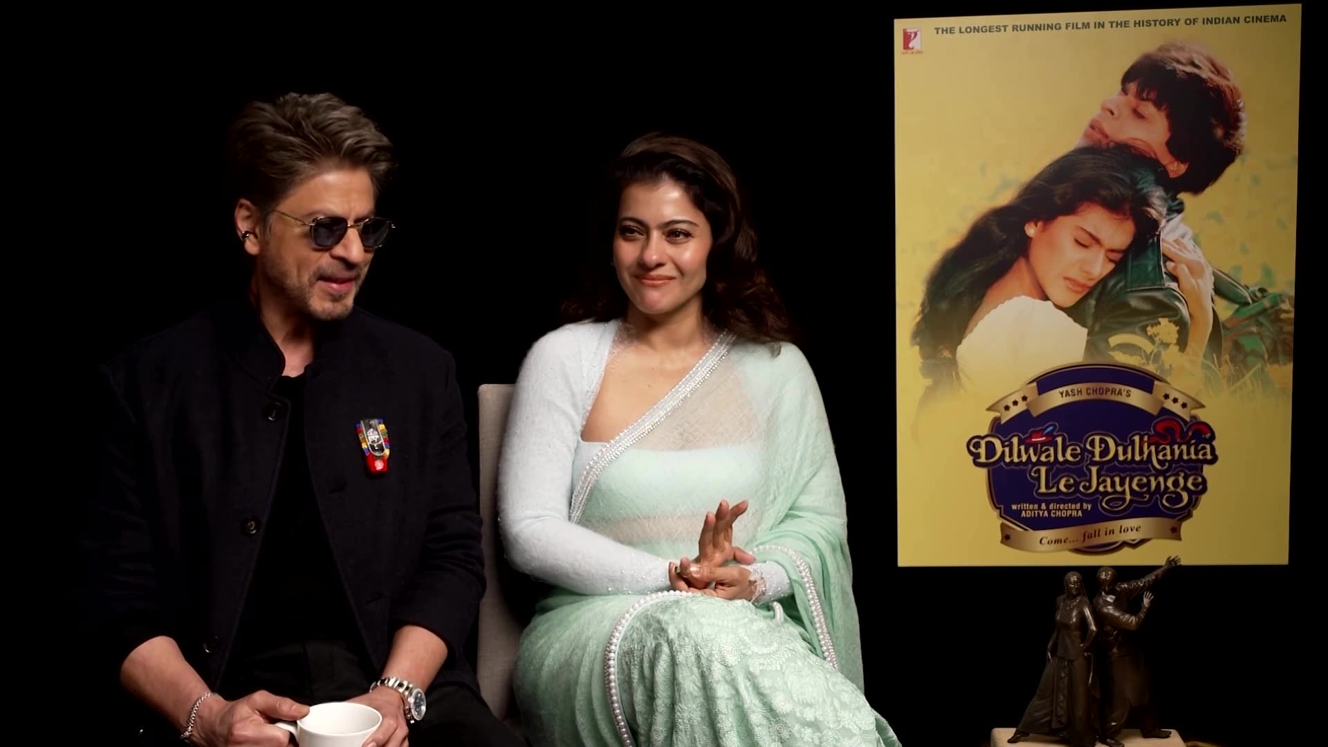 Bollywoods Shah Rukh Khan and Kajol unveil statue in London