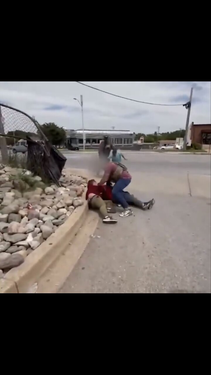 TAKEDOWN OF ILLEGAL ALIENS🛣️🏃🚓👮♂️📸OUTSIDE HOME IMPROVEMENT STORE🏗️🏪🧎♂️👲💫