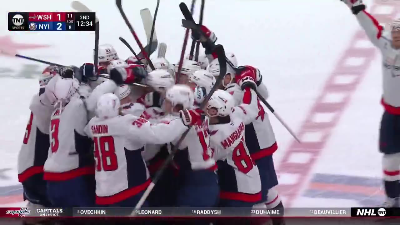 Alex Ovechkin breaks Wayne Gretzkys NHL record with career goal #895