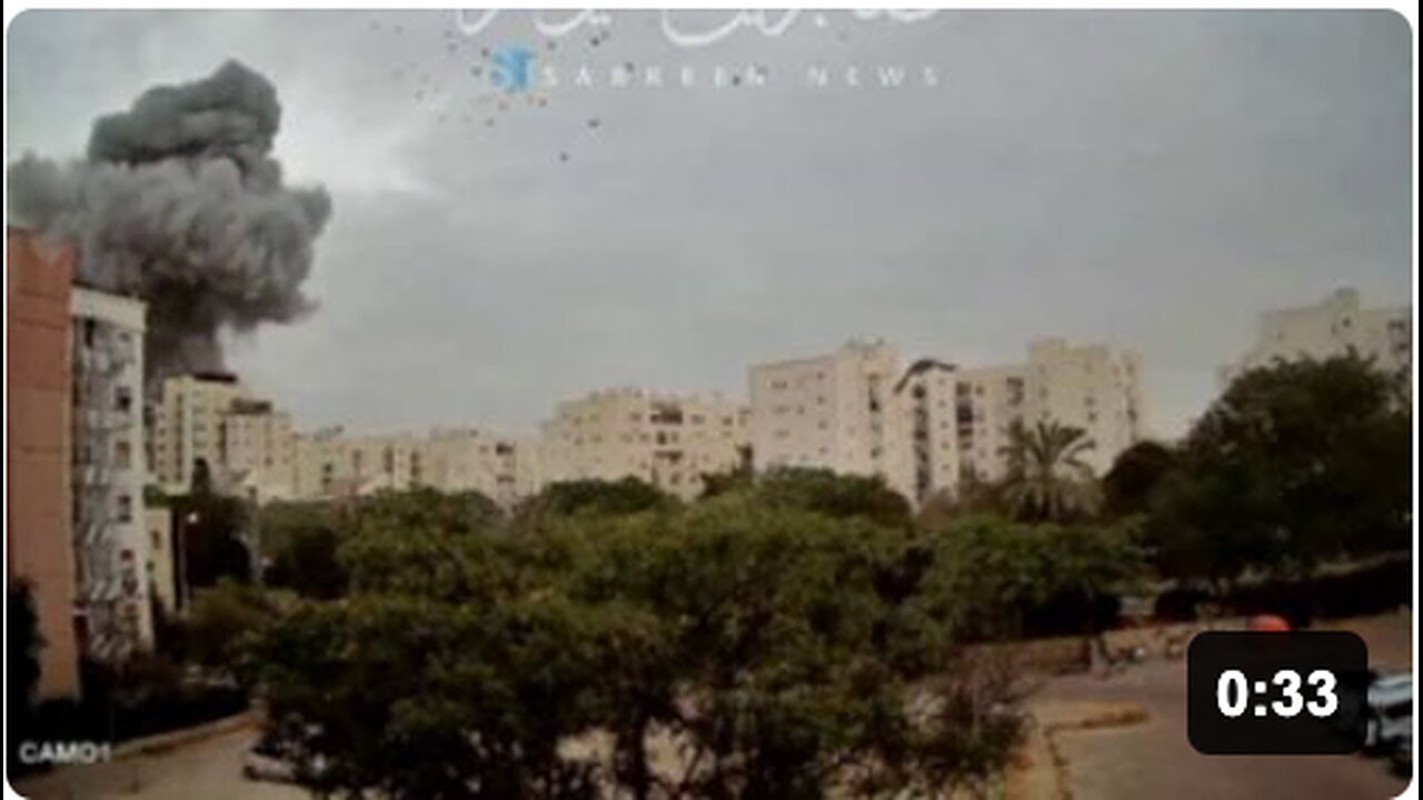 🇮🇱/🇮🇷 WATCH: The moment of the Iranian ballistic impact in Beer Shebaa, large warhead