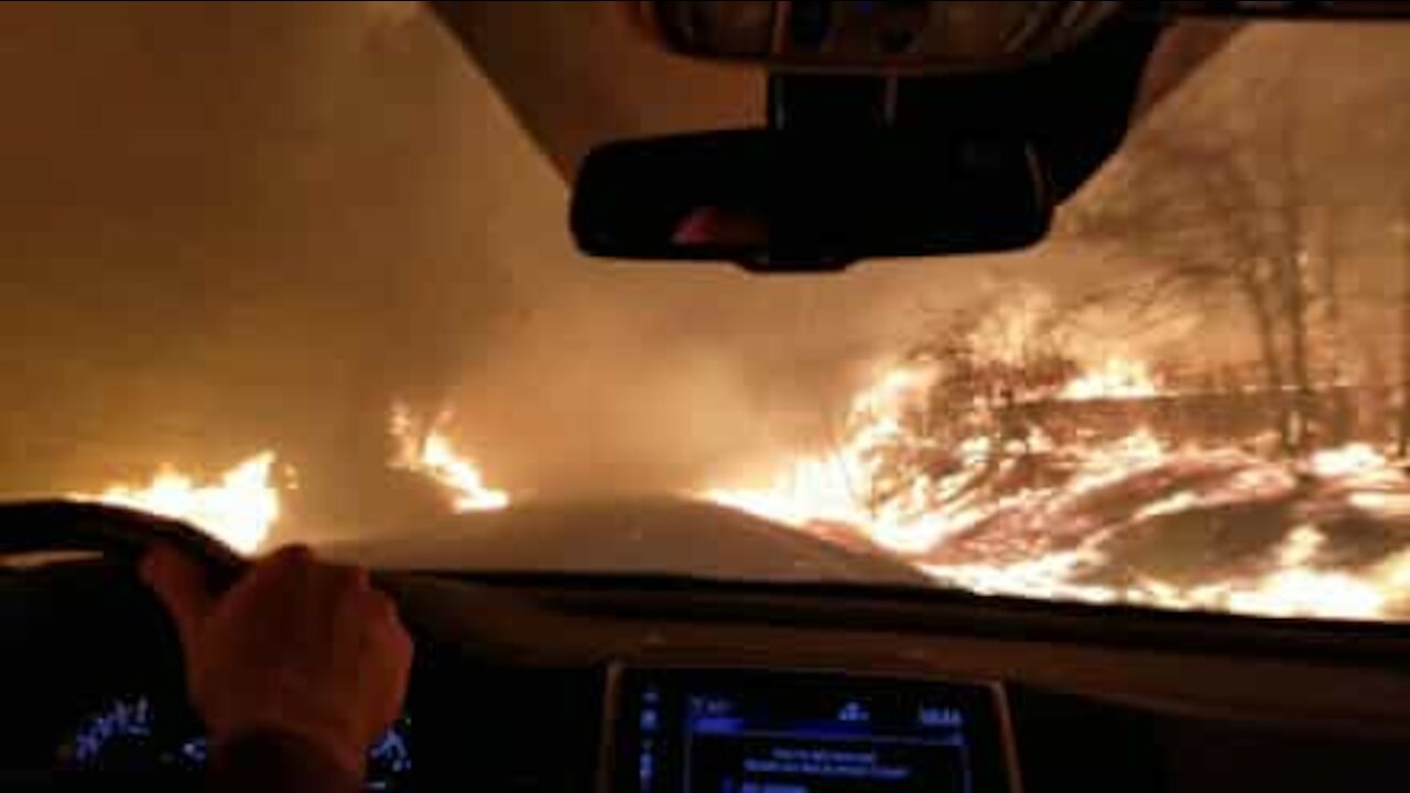 Fuggono in auto dalle fiamme dellincendio californiano