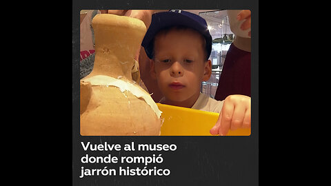 Niño vuelve al museo donde rompió una jarra histórica