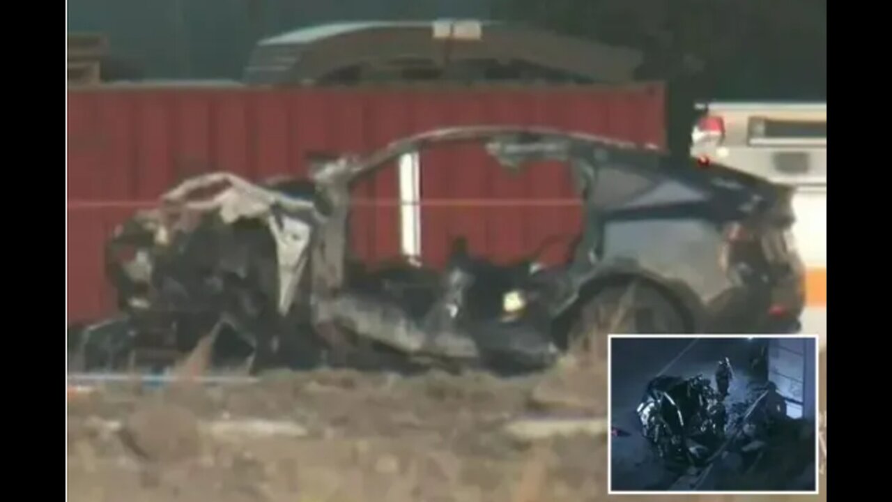 TELSA PASSENGERS BURN TO DEATH AFTER CRASH TURNED OFF POWER & THEY COULDNT OPEN DOORS TO GET OUT