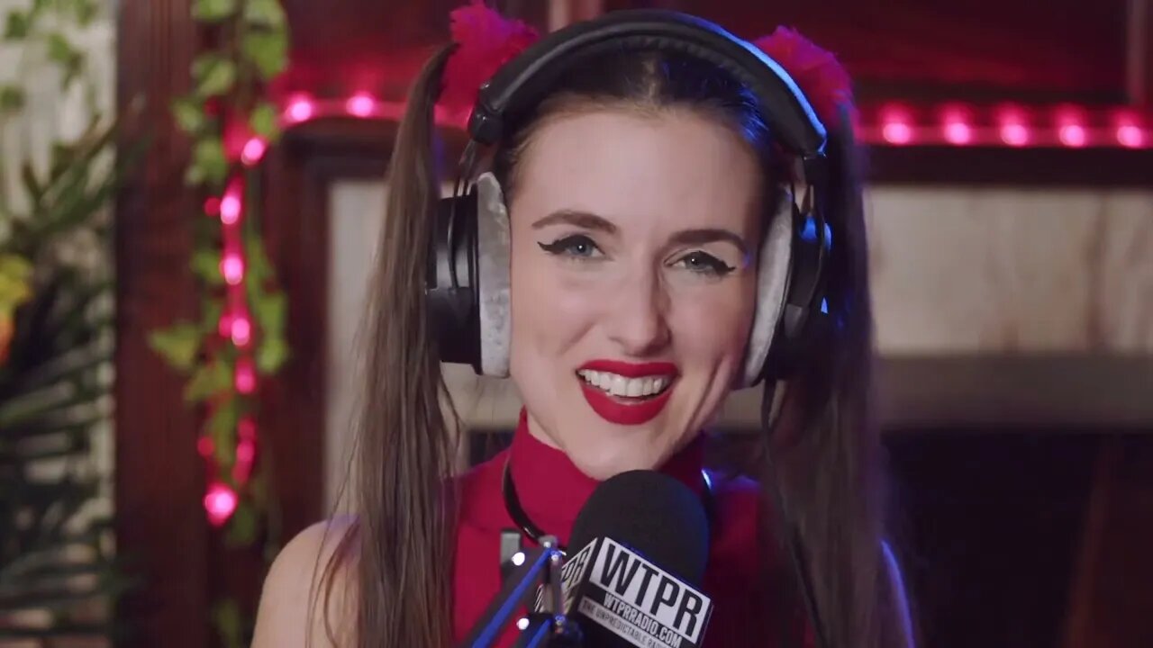 Piper Blush helps Brad with his Youtube channel