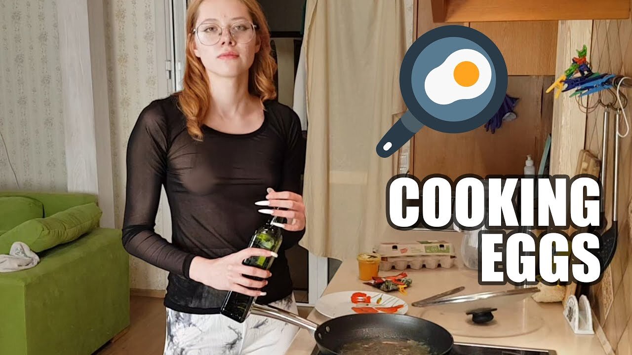 Beauty in the Kitchen: Gorgeous womans Egg-cellent Cooking Secrets Revealed!