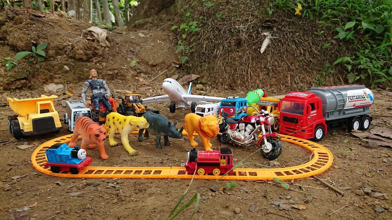 Mencari Harta Karun Mainan Truk Molen, Mobil Kontruksi, Motor Harley, Harimau, Thor, Cheetah, Badak