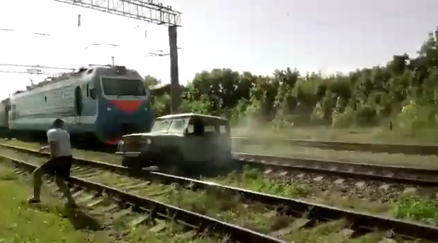 Train vs UAZ