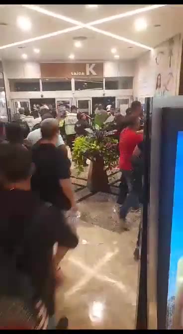 Veja o momento em que Marcos Braz deixa o Barra shopping após briga com torcedor do Flamengo