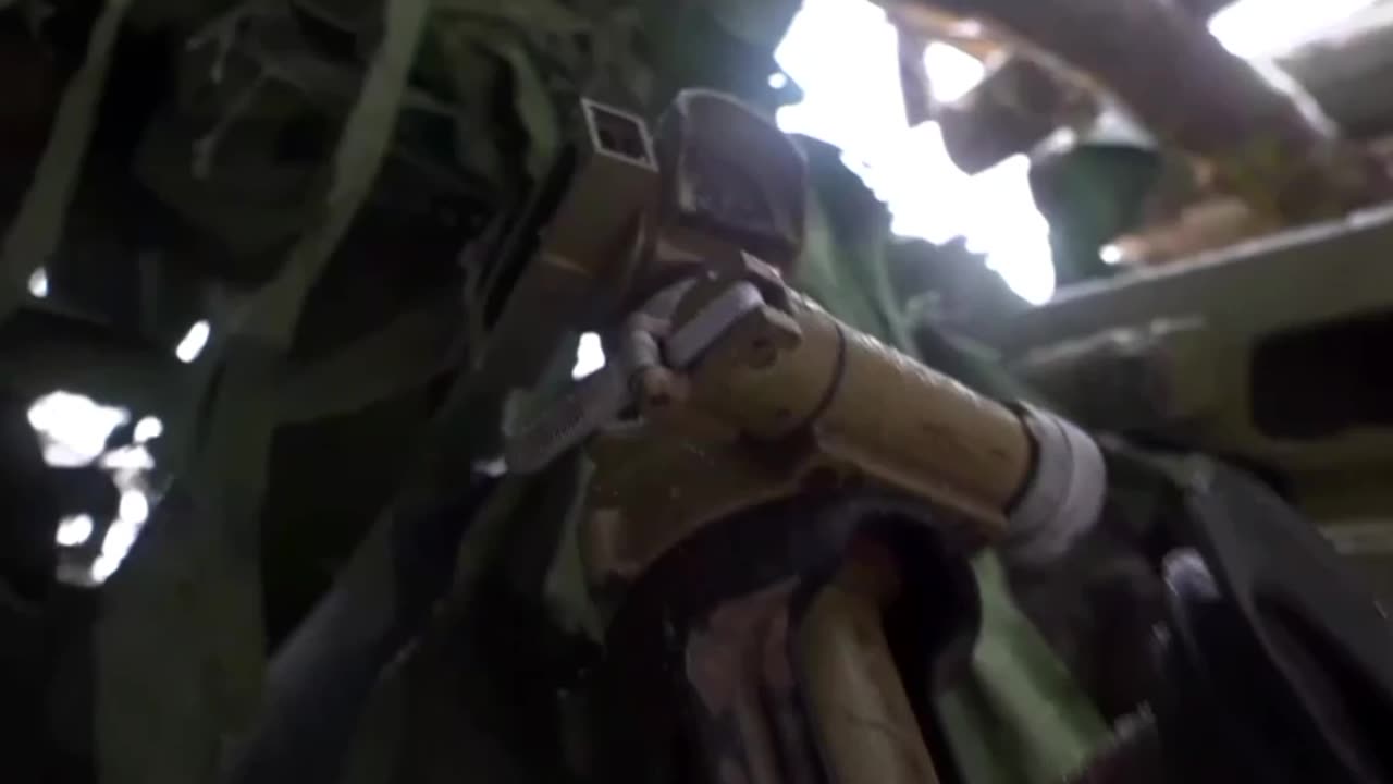 Crews of Msta-B howitzers work in the Zaporozhye direction