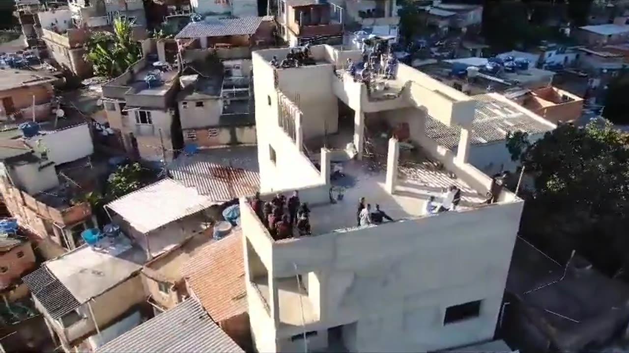 Mansão de luxo de traficante Johny Bravo na Rocinha é demolida