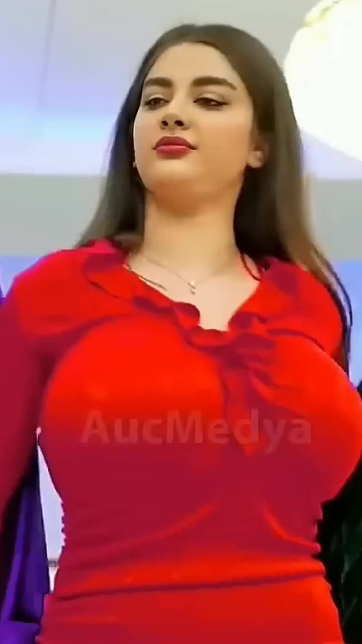 Girls dance in Dubai, wow look at this so big!