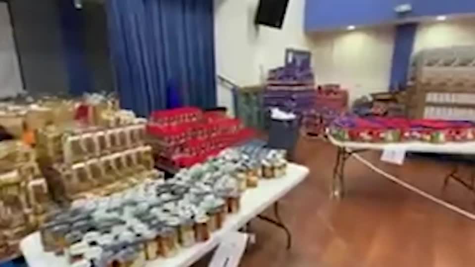 Teacher Raises $106K, Spends It All On Food To Ensure Students Dont Go Hungry During Christmas