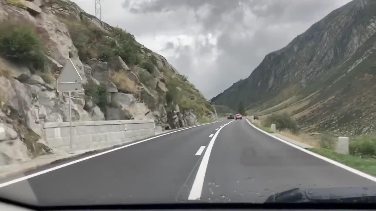 Strade in SVIZZERA CENTRALE..come in Italia giusto??contro chi dalla miseria e dalla merda del SUD ITALIA emigra al NORD ITALIA o va allestero e dopo un secondo inizia a lamentarsi...