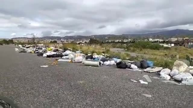 I rifiuti nella zona di San Gregorio a Reggio Calabria,Sud Italia quanto pattume cè che sono messi peggio di loro e i netturbini lavorano...altro che Napoli...qui è la gente che fa proprio schifo oltre le amministrazioni corrotte e le ecomafie