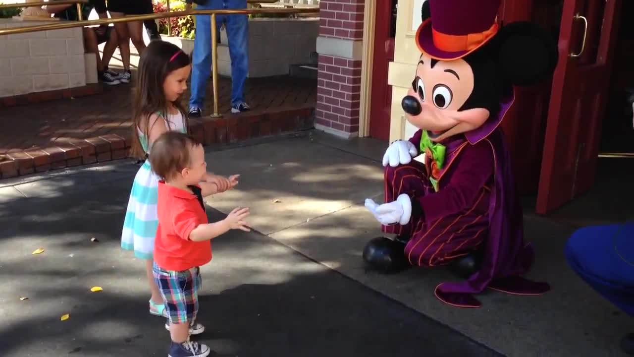 Kids precious first encounter with Mickey Mouse