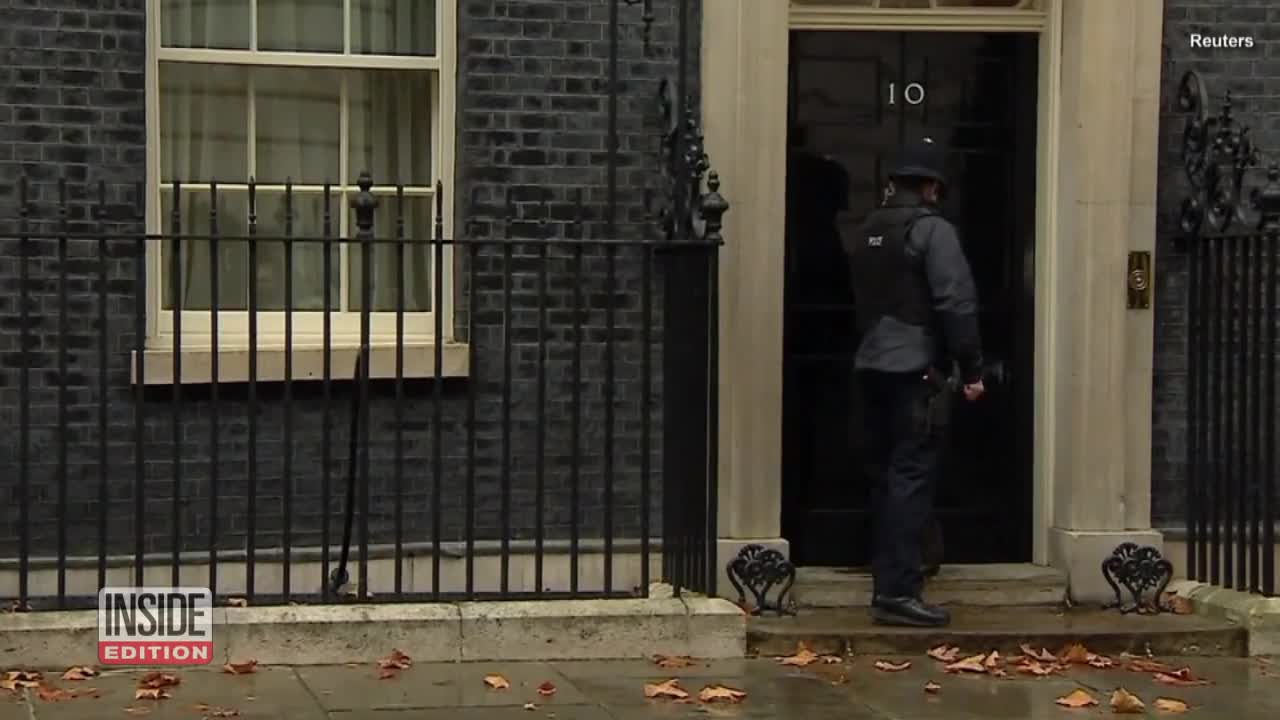 Cop Knocks on British Prime Ministers Door to Let Cat in Out of the Rain